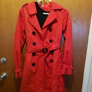Very chic reddish rain coat knee length